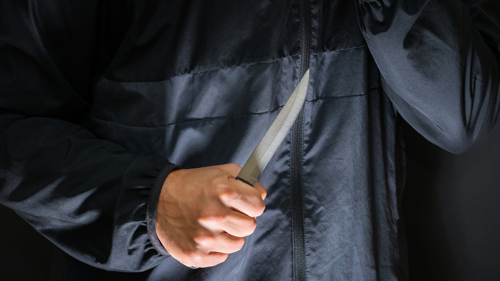 Mit einem Messer bedrohte der Täter laut Polizei einen Angestellten.