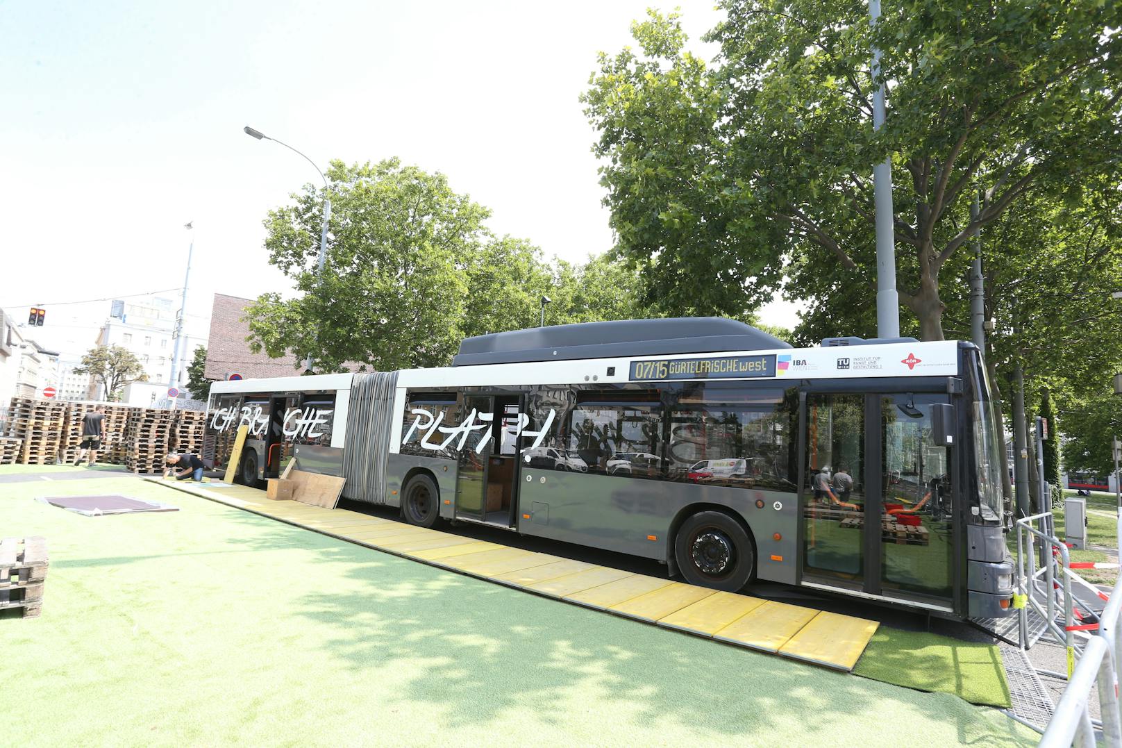 Im Buslabor "Ich brauch Platz" sind verschiedene Workshops zum Thema Thema Raum und Stadt geplant. Wer will kann nach Voranmeldung auch im Bus übernachten und den Gürtel so "hautnah" erleben.