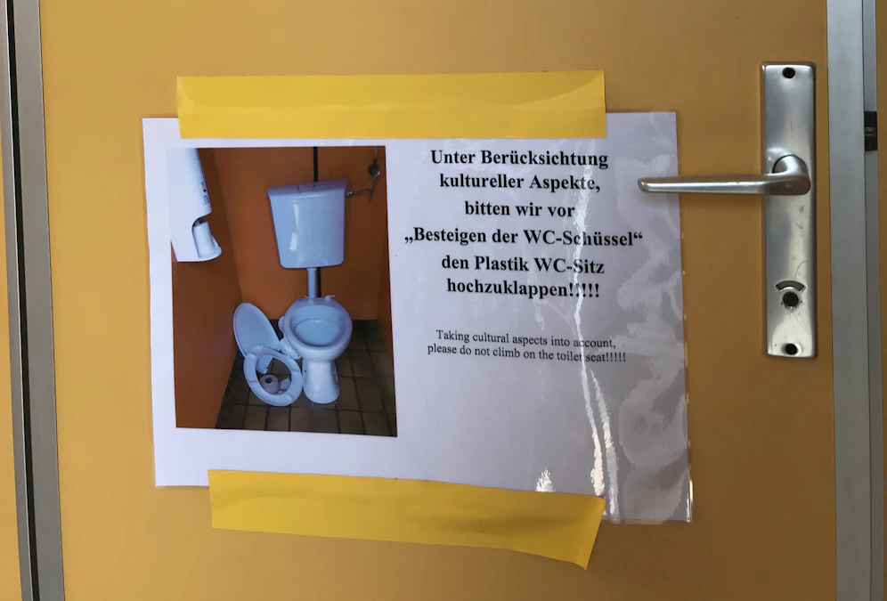 Hinweisschild am Klo