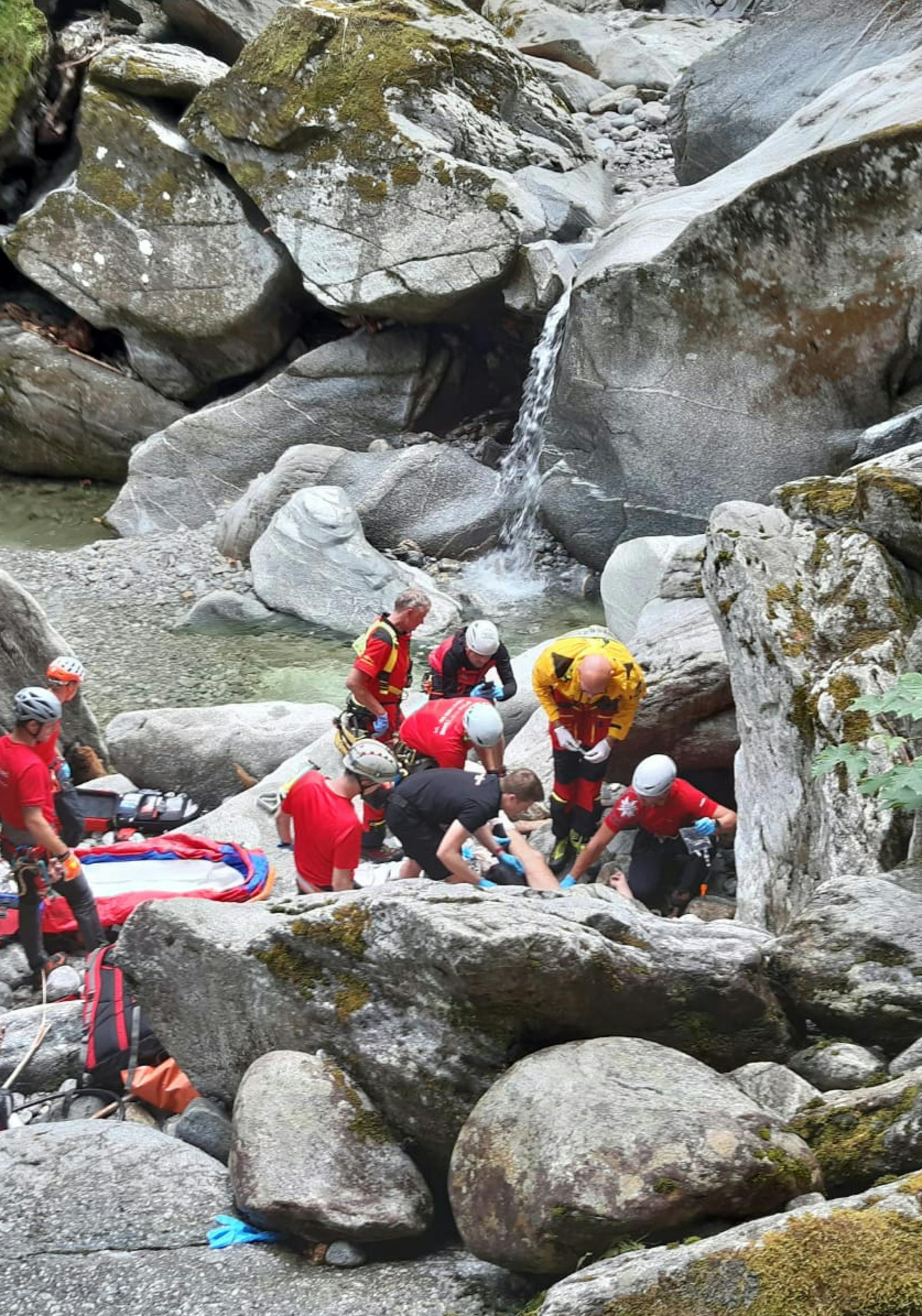 Ein 55-jähriger Urlauber rutschte beim Canyoning in der Zemmschlucht (Bezirk Schwaz in Tirol) ab...