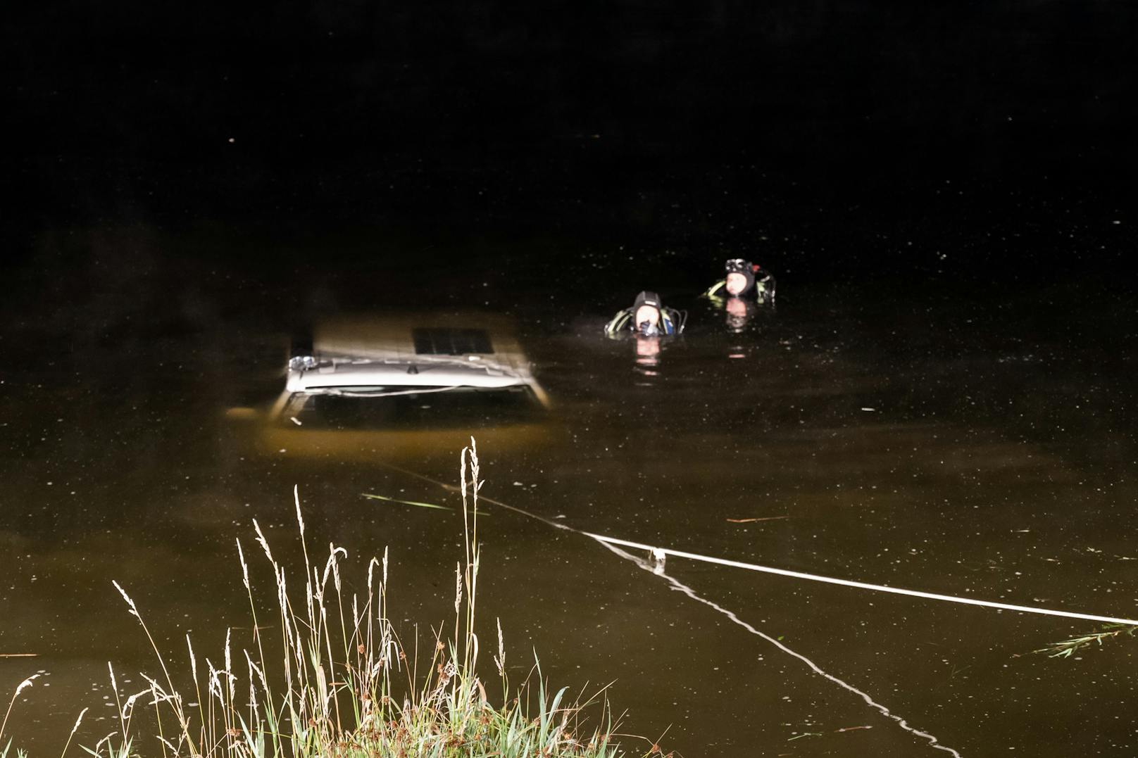 Das Auto war 30 Meter entfernt vom Ufer untergegangen.