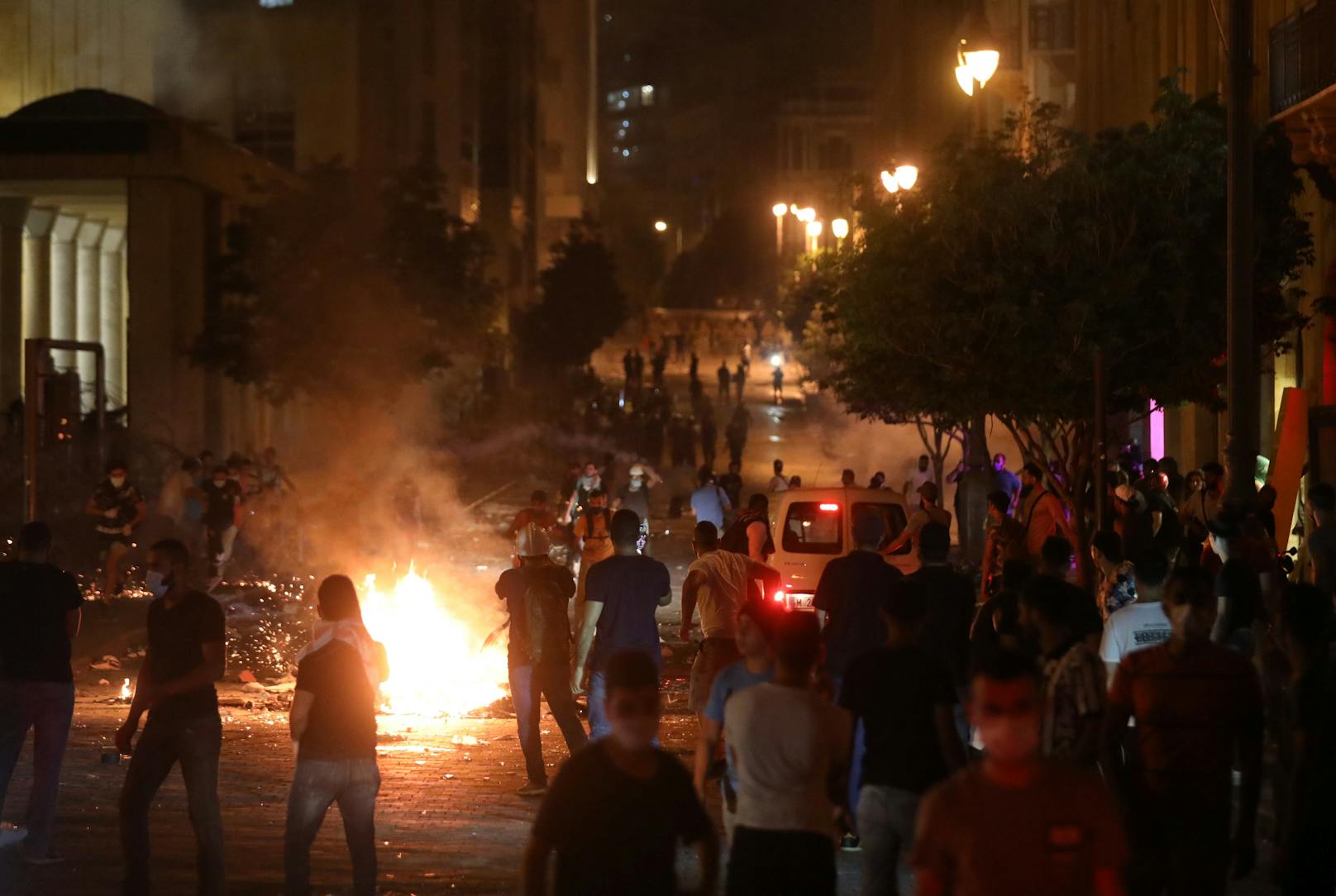 Wütende Bürger bewerfen Polizei in Beirut mit Steinen