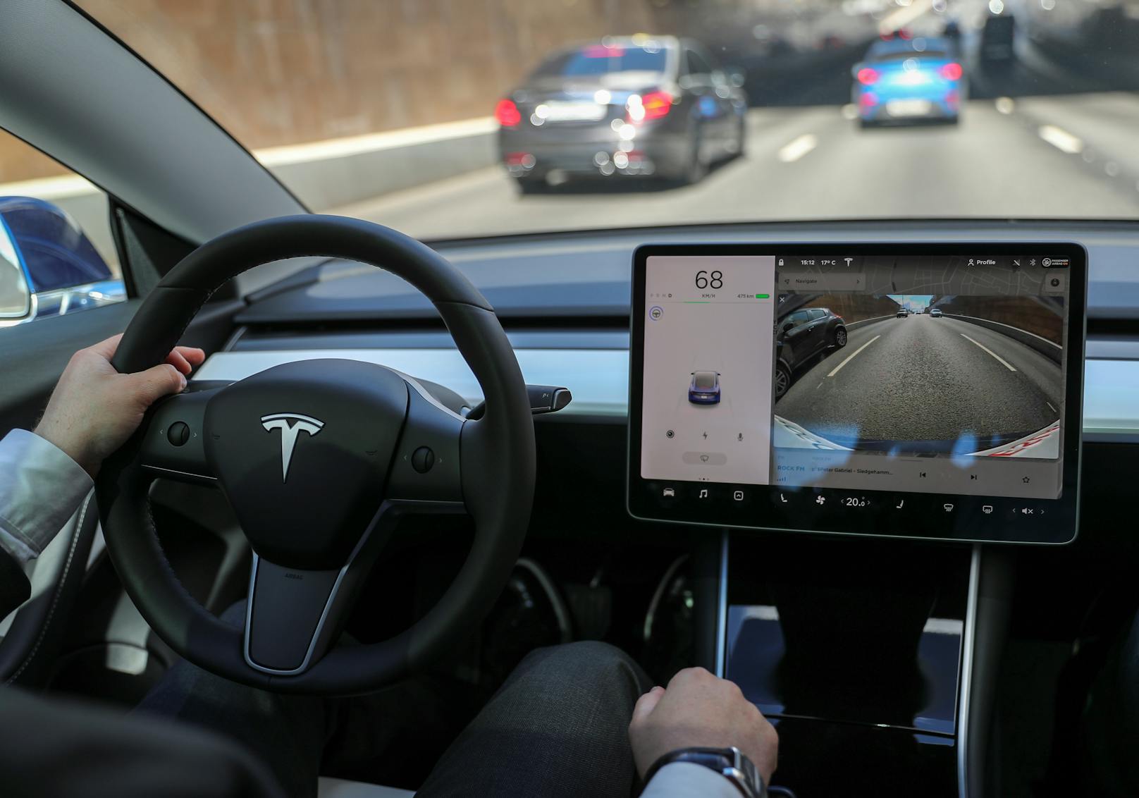 So sieht ein Tesla von innen aus. Viele der bekannten Hebel und Knöpfe fehlen, dafür ist ein großer Touchscreen installiert.