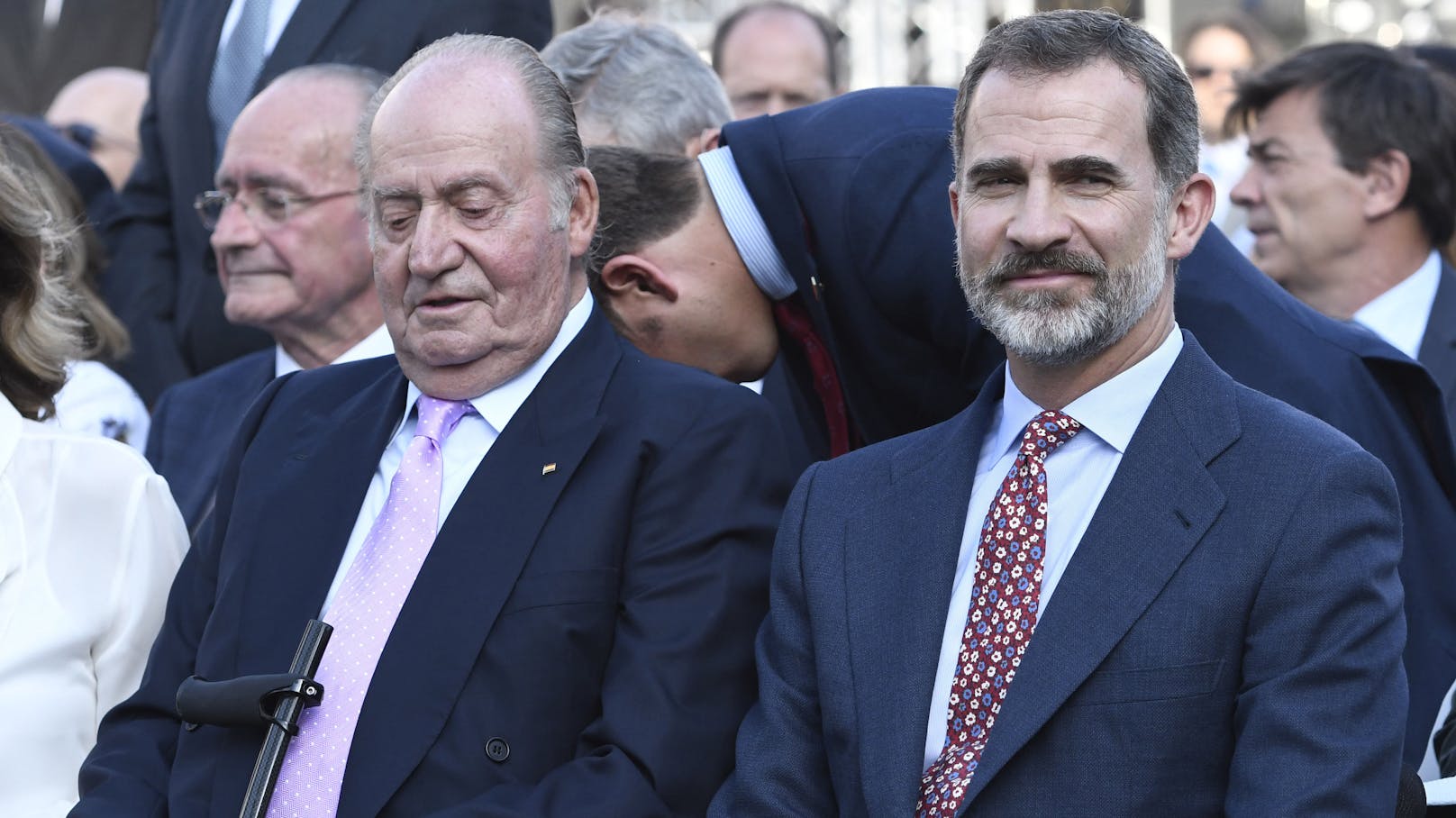 <strong>Juan Carlos</strong> (li.) dankte 2014 als Spaniens König ab. Seitdem ist sein Sohn <strong>Felipe VI.</strong> (re.) das Oberhaupt der Königsfamilie.