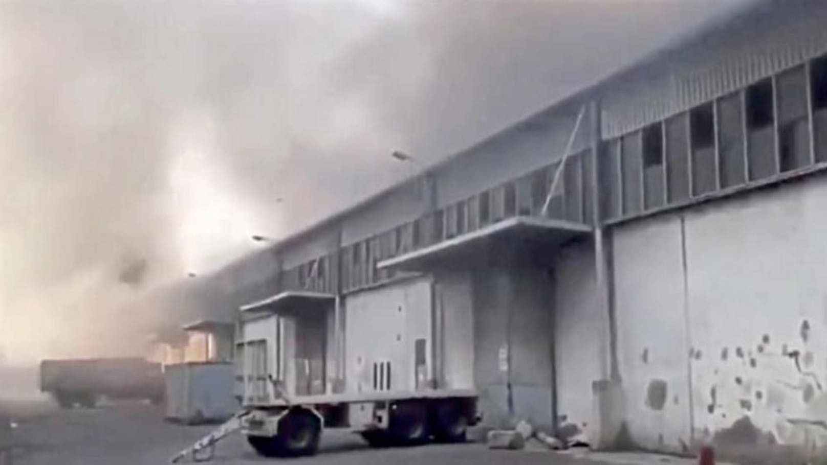 Die brennende Lagerhalle kurz vor der Explosion