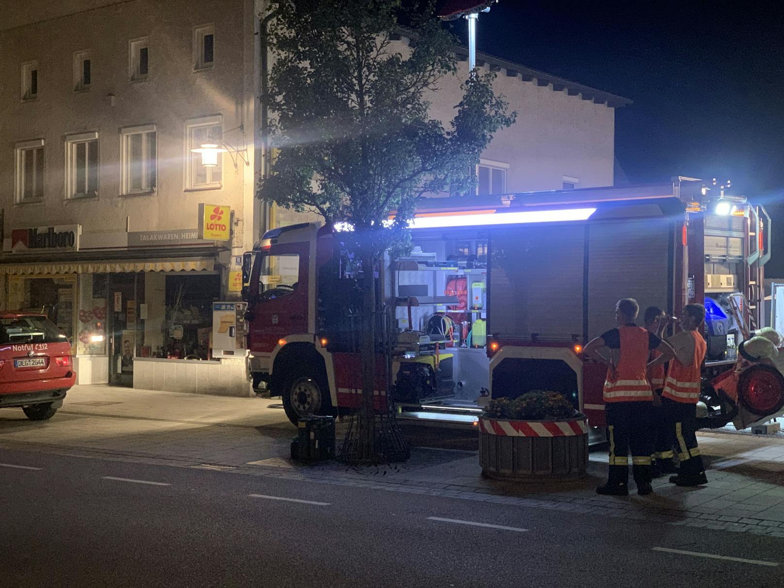 Ein 28-Jähriger hat auf der Zufahrt zu einem Supermarkt-Parkplatz in Plattling (Bayern) mit mehreren Messerstichen seine Lebensgefährtin getötet.