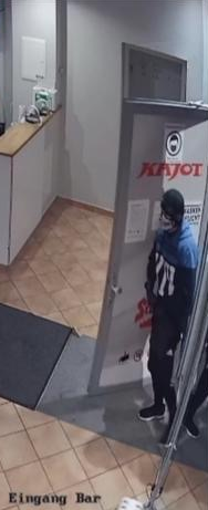 Der Täter wartete, dass ihm aufgemacht wurde. Dann forderte er von einem Mitarbeiter Geld.