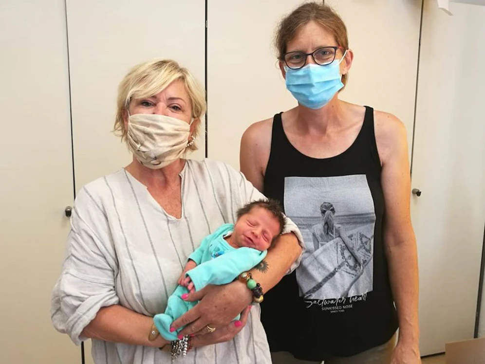 Das Salzburger Ehepaar Tamara und Robert mit Baby Paolo.