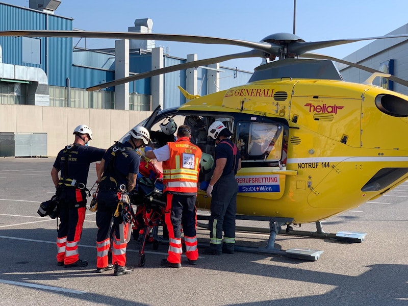 Der Rettungshubschrauber brachte den Mann ins Krankenhaus.