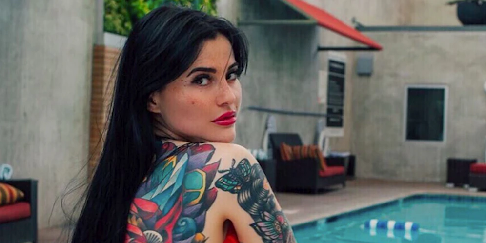 Aurore Pariente sieht Megan Fox sehr ähnlich.