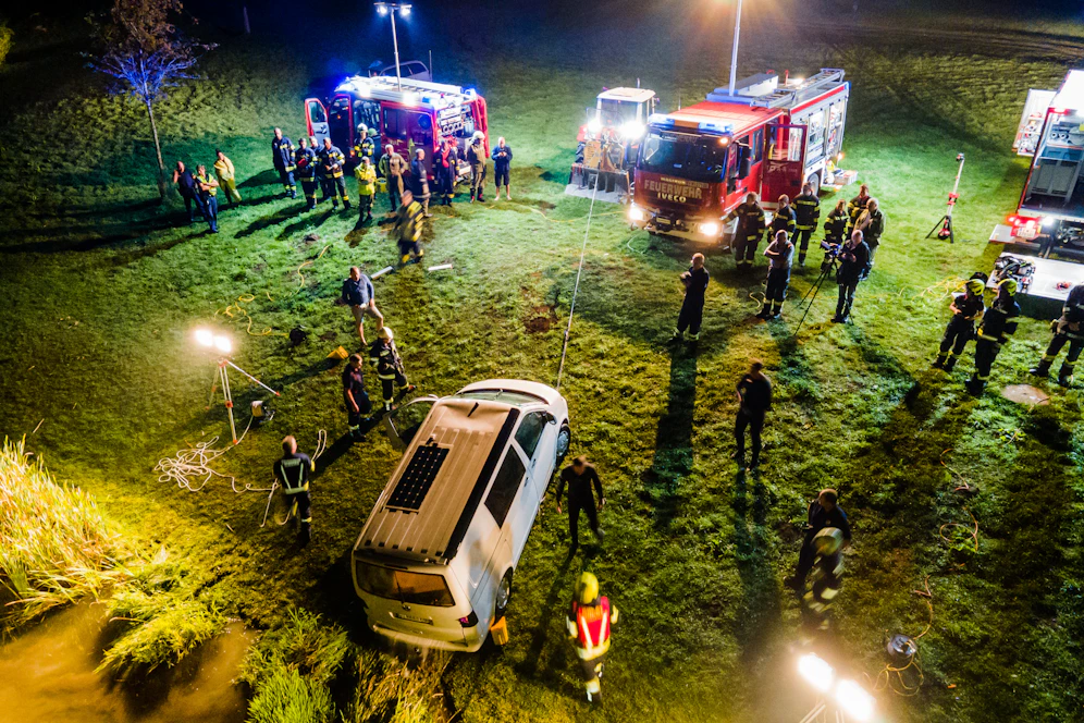 Mehrere Feuerwehren samt Taucher waren im Einsatz, brachten den Pkw gemeinsam an Land.