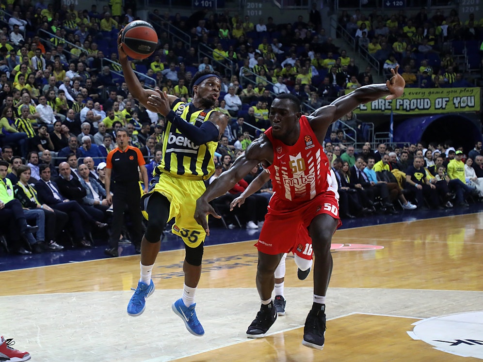 Michael Ojo (rechts) im Dress von Roter Stern gegen Fenerbahce