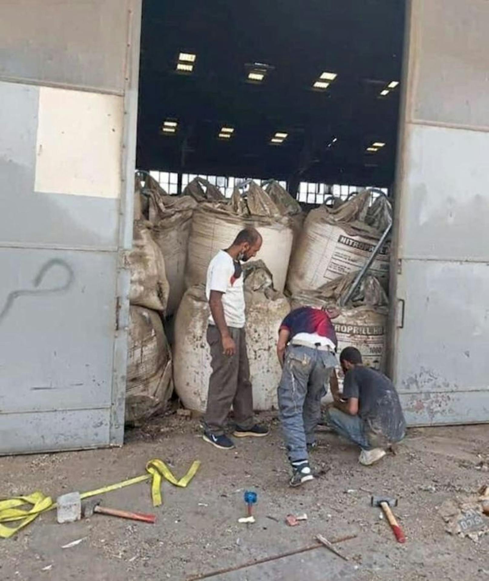 Das sechs Jahre lang gelagerte Ammoniumnitrat. Die Explosion der 2750 Tonnen Ammoniumnitrat vernichtet die Lagerhalle und sämtliche umliegende Gebäude.<br>