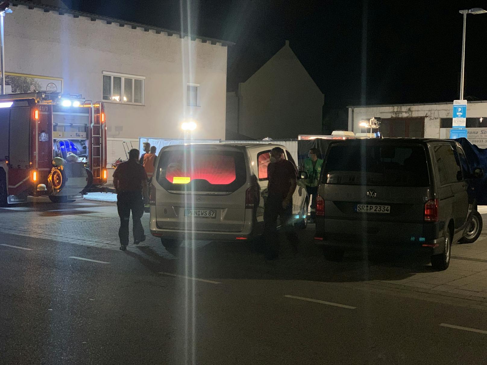 Ein 28-Jähriger hat auf der Zufahrt zu einem Supermarkt-Parkplatz in Plattling (Bayern) mit mehreren Messerstichen seine Lebensgefährtin getötet.