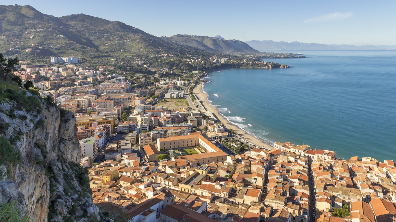 Die Stadt Cefalu liegt an der Nordküste Siziliens.