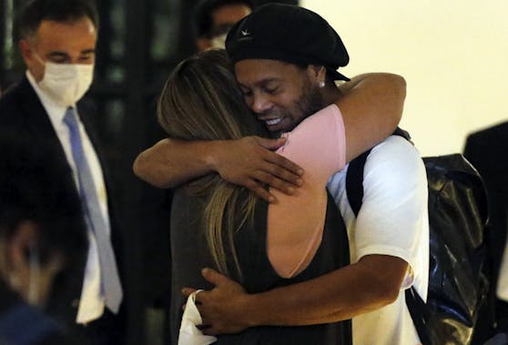 Doch keine Haftstrafe! Ronaldinho darf bald nach Hause ...