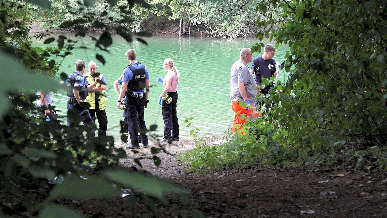 Rettungskräfte und Polizei am Ufer eines Sees in Hessen nach einem tödlichen Badeunfall. Symbolbild