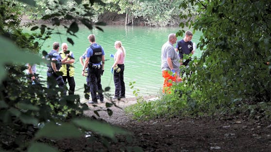 Rettungskräfte und Polizei am Ufer eines Sees in Hessen nach einem tödlichen Badeunfall. Symbolbild