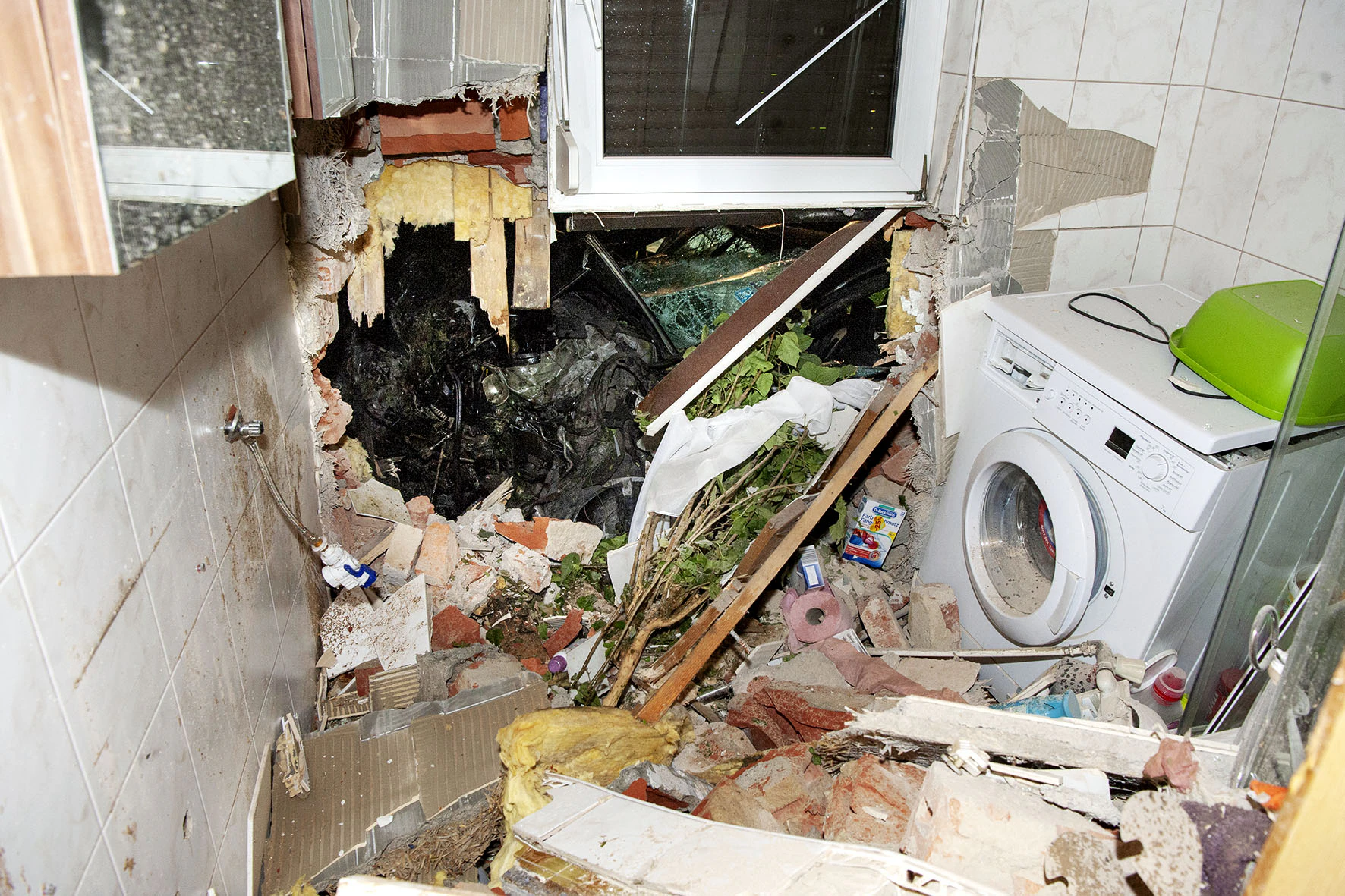 Das dahinterliegende Badezimmer wurde völlig verwüstet.