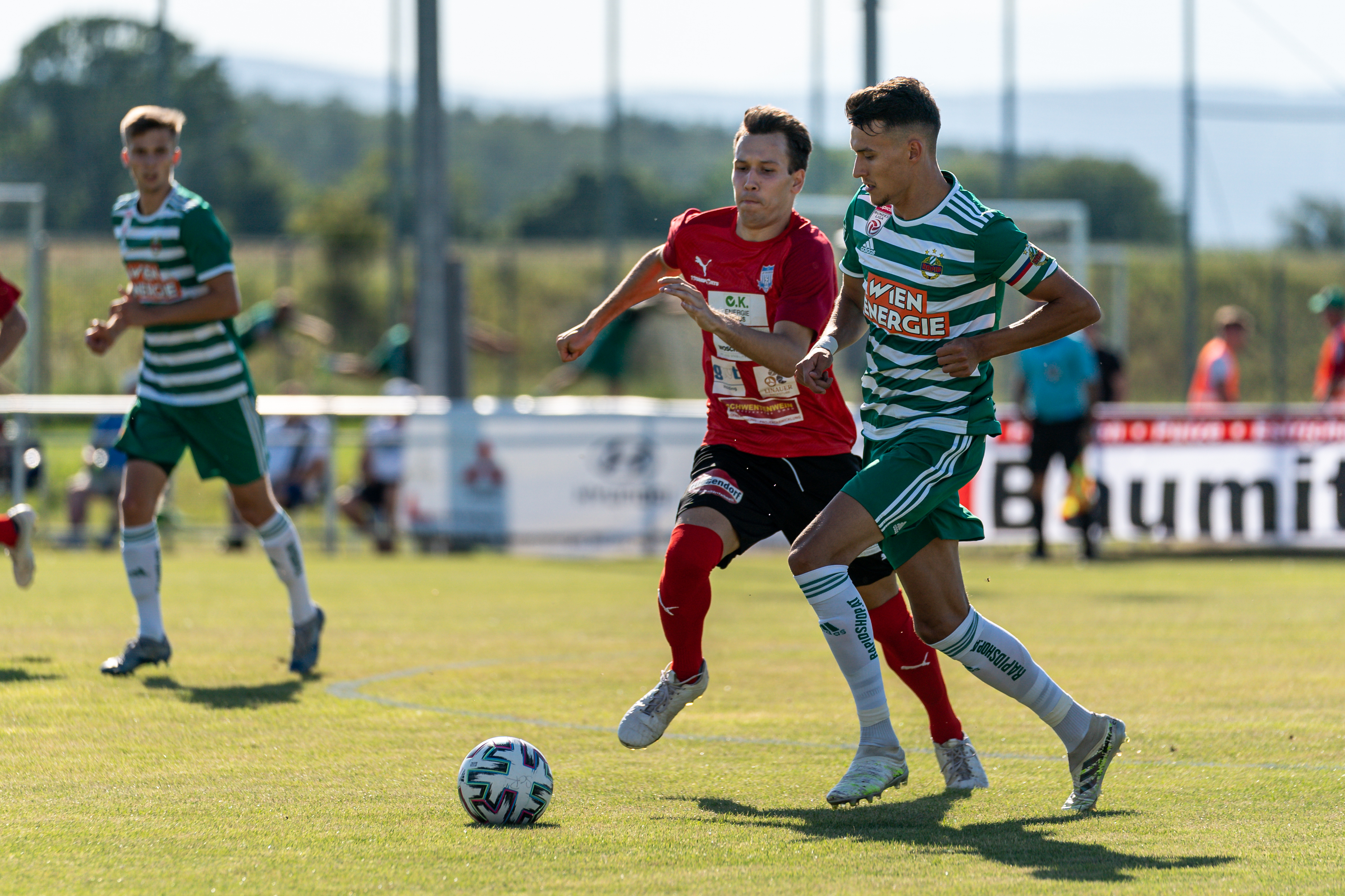 Dejan Ljubicic (r.) mit der Kapitänsschleife