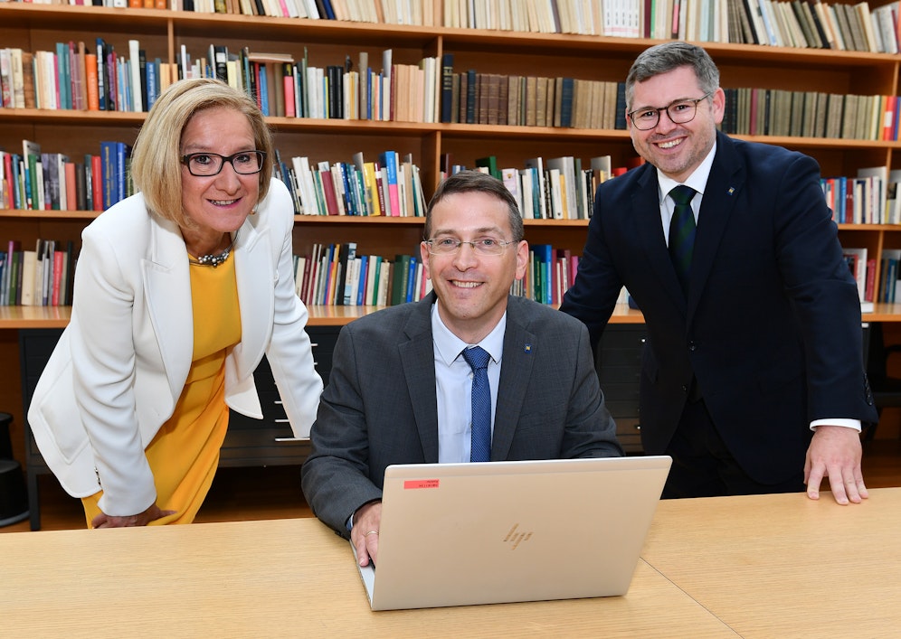 Landeshauptfrau Johanna Mikl-Leitner und Landesrat Ludwig Schleritzko (r.) machten sich beim Lokalaugenschein mit Roman Zehetmayer, Leiter des Landesarchivs, selbst ein Bild der Neuerungen.