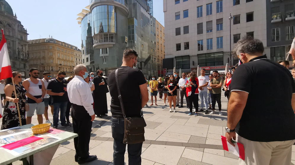 Am Sonntag versammelten sich Dutzende Menschen zu einem Trauermarsch mit Schweigeminute für die Opfer der Explosion in Beirut.
