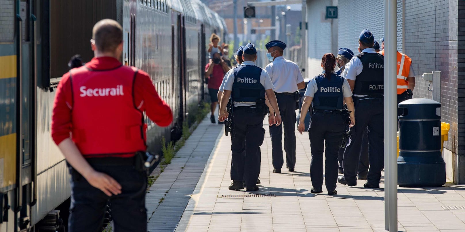 Polizisten kontrollieren den Bahnhof Blankenberge: die Stadt hat Tagestouristen die Einreise verboten (9. August 2020)