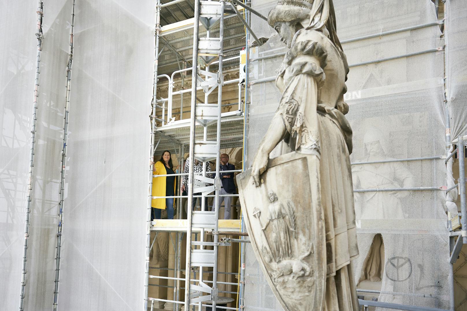 Bis Herbst werden 17 Figuren am Rathaus-Turm saniert