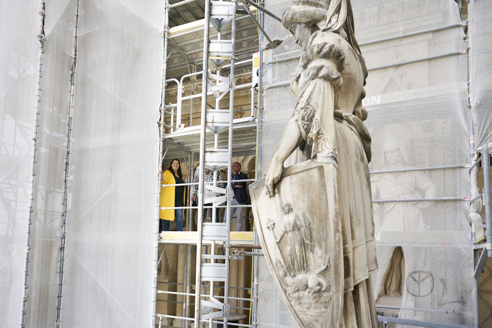 Wohnbaustadträtin kathrin Gaal (SPÖ) auf Baustellenbesuch im Rathaus.
