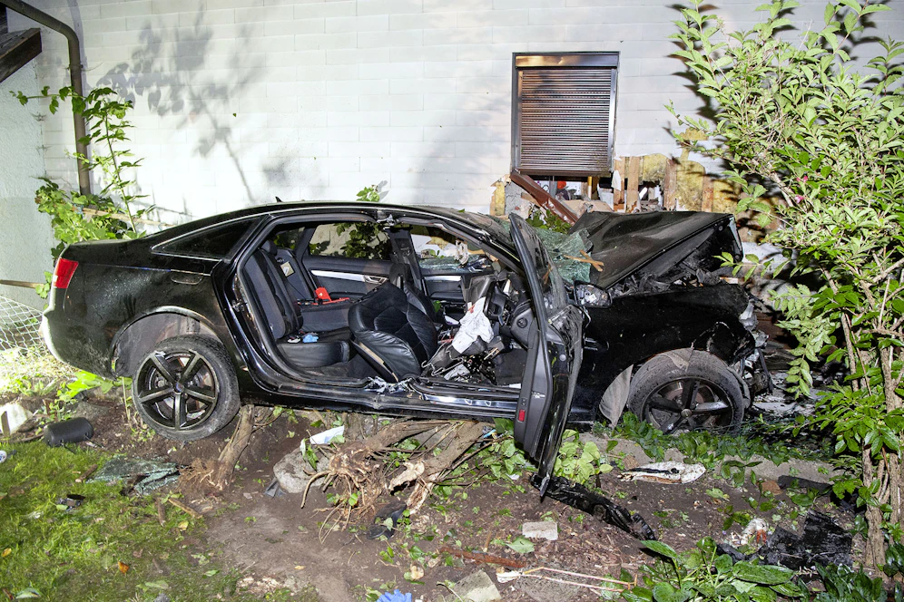 Der Audi krachte mit voller Wucht gegen die Hausmauer.