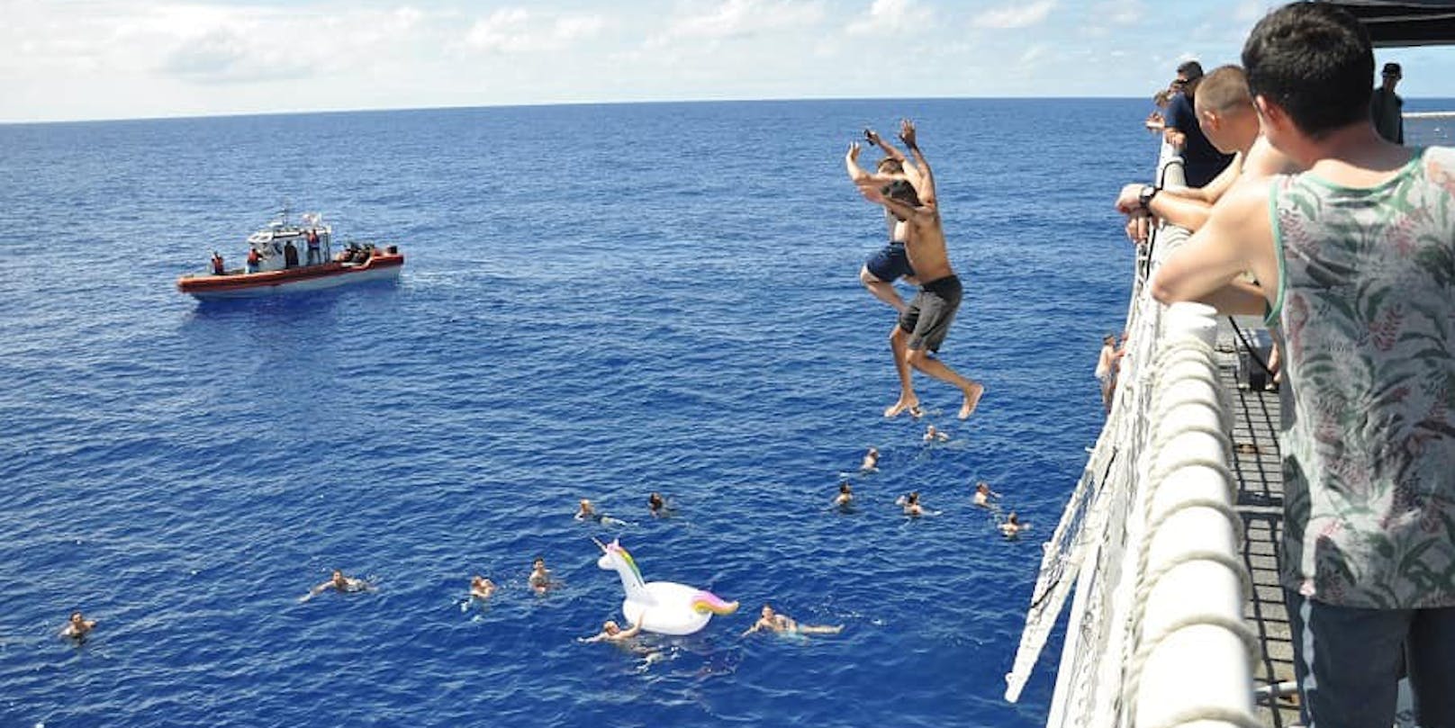 Bei einem Badegang im Pazifischen Ozean wurden Besatzungsmitglieder eines Schiffes der US-Küstenwache letzte Woche von einem Hai angegriffen.