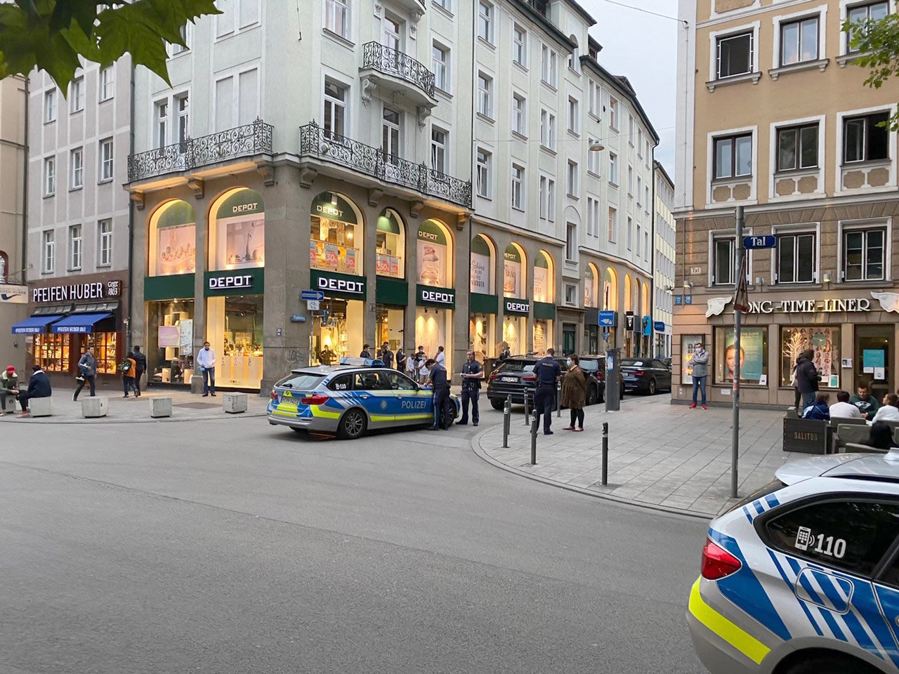 Ein Obdachloser warf ein Kind aus Österreich vor ein Auto.