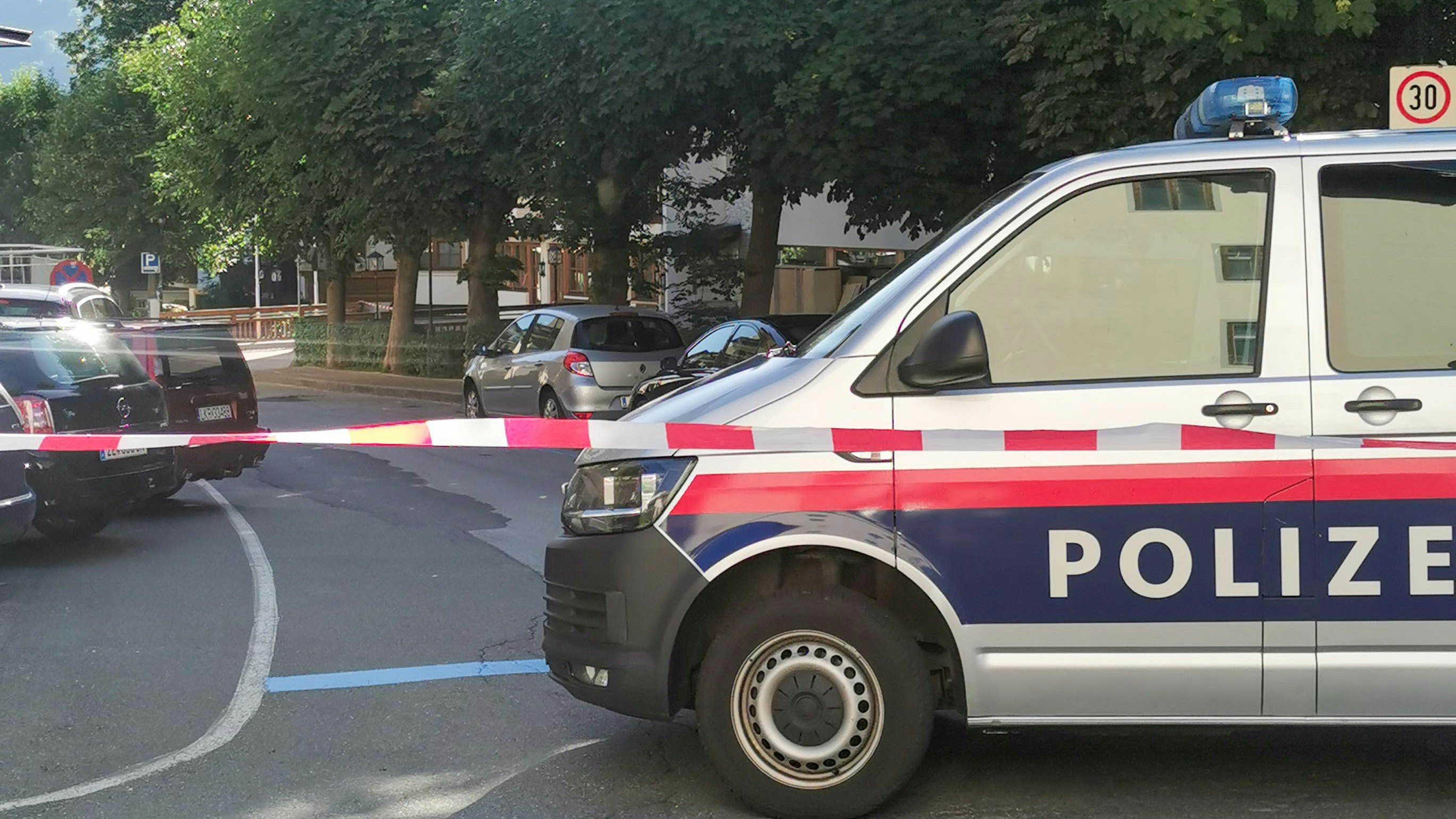 ABD0055_20200708 - ZELL AM SEE - ÖSTERREICH: ZU APA0156 VOM 8.7.2020 - Polizei am Tatort nachdem in Zell am See (Pinzgau) ist in der Nacht auf Mittwoch, 8. Juli 2020, ein 39-jähriger Mann durch mehrere Schüsse schwer verletzt worden war.