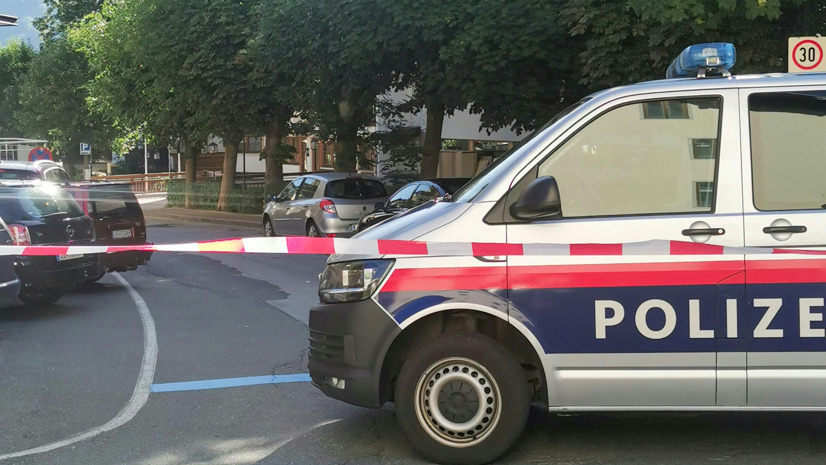 ABD0055_20200708 - ZELL AM SEE - ÖSTERREICH: ZU APA0156 VOM 8.7.2020 - Polizei am Tatort nachdem in Zell am See (Pinzgau) ist in der Nacht auf Mittwoch, 8. Juli 2020, ein 39-jähriger Mann durch mehrere Schüsse schwer verletzt worden war.