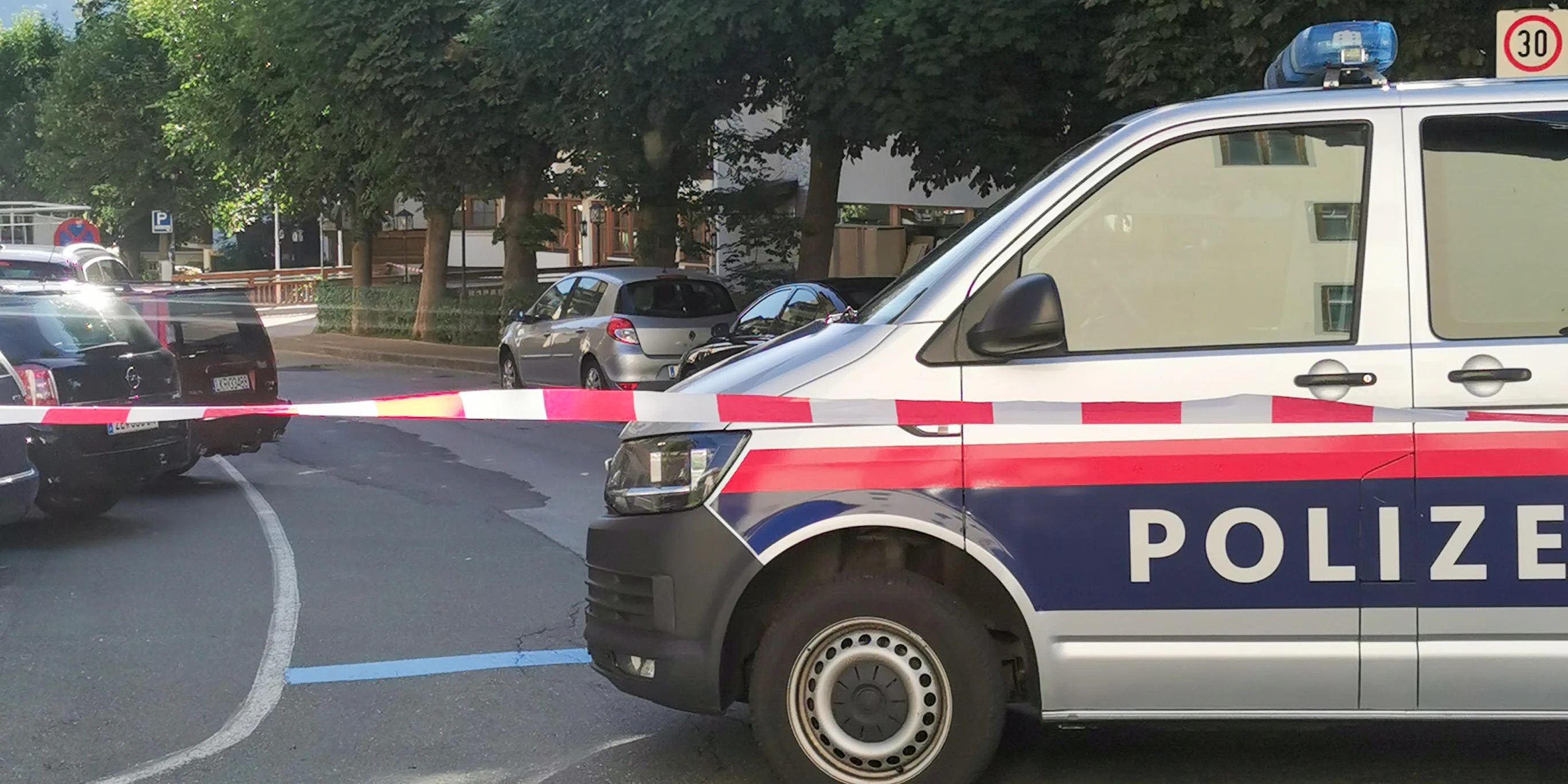 Zwei Männer (25, 19) auf offener Straße niedergestochen - Vimarsana News
