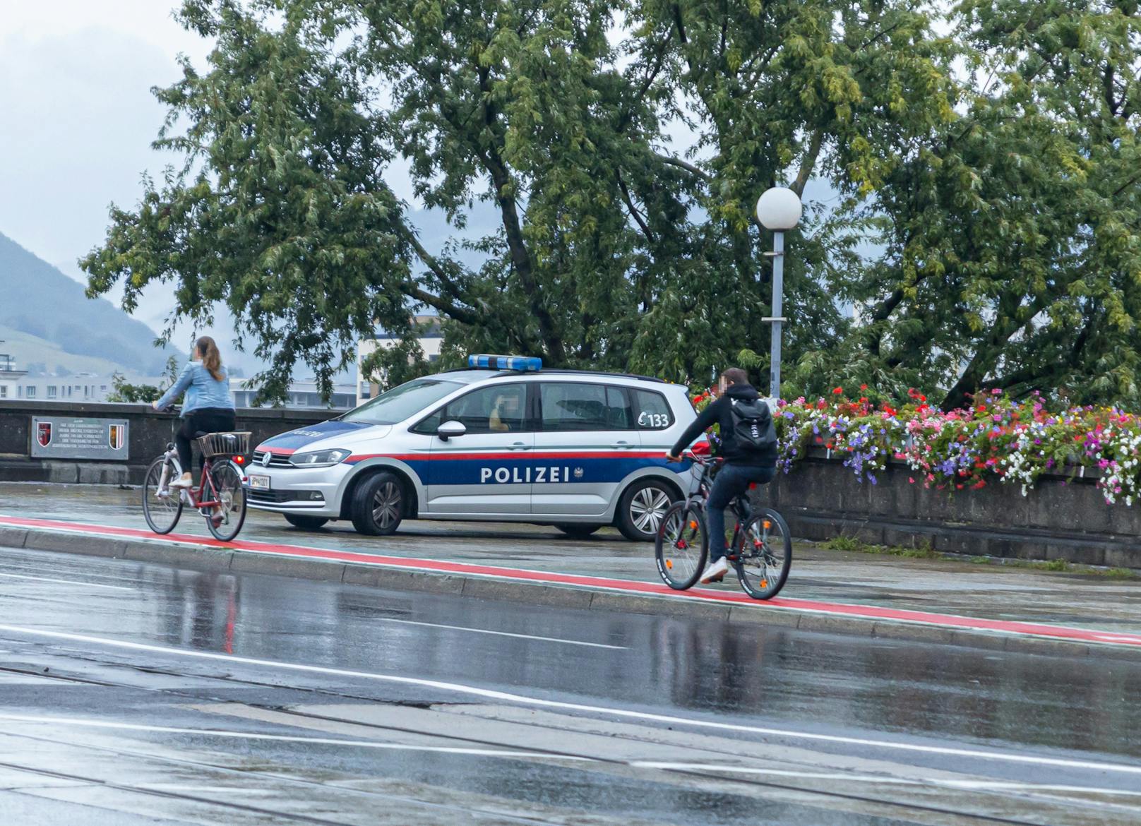 Auf der Linzer Nibelungenbrücke wurden am Dienstag in der Früh Radfahrer kontrolliert.