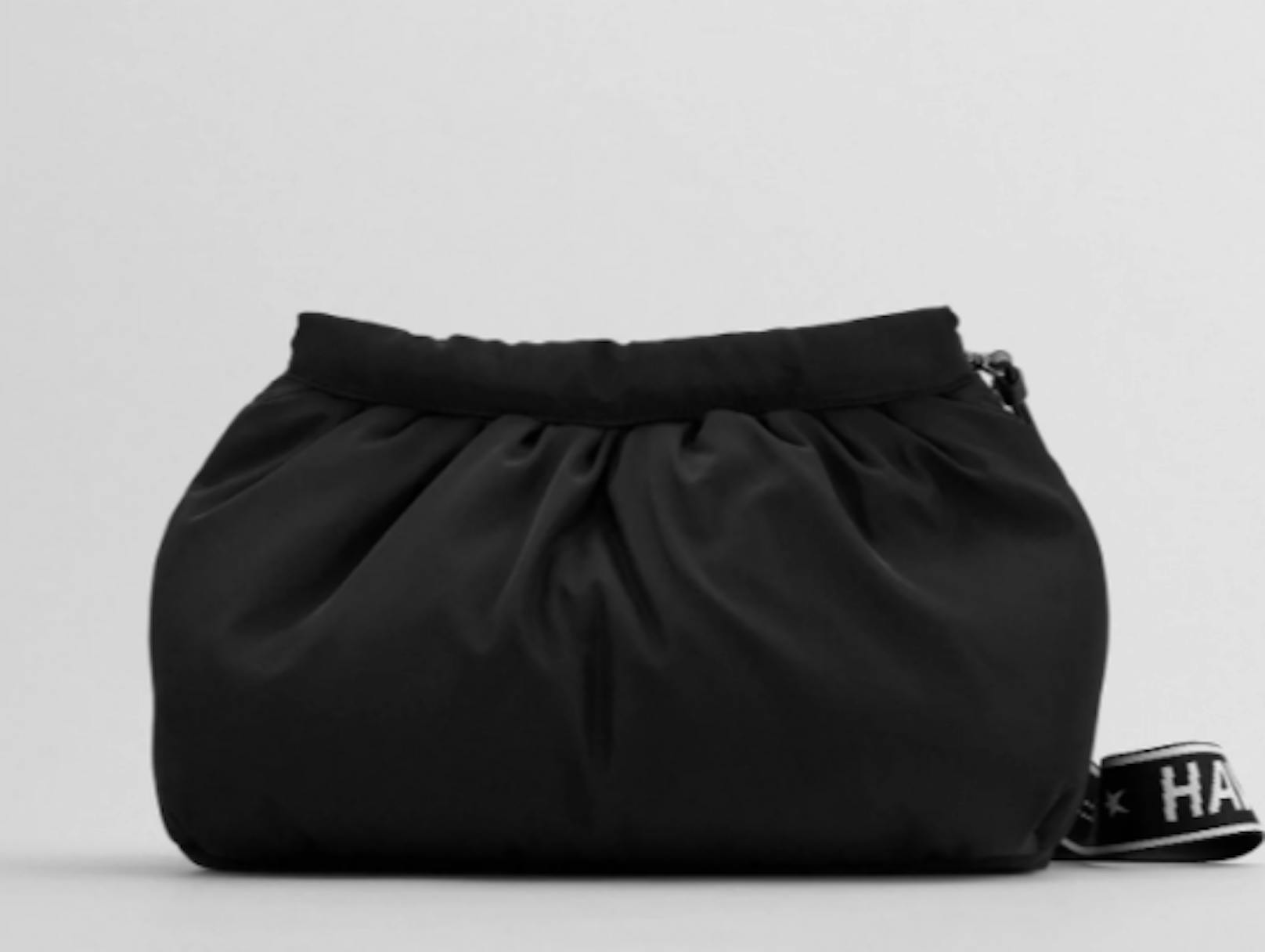 Cross-Body-Bag mit beschriftetem Träger im Streetstyle-Look gibt es bei Zara. 