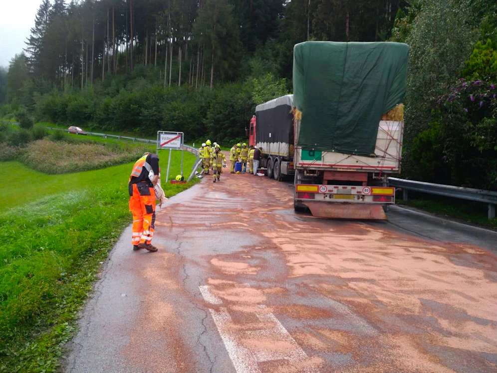 Massiver Dieselaustritt auf der Mittelgebirgsstraße.