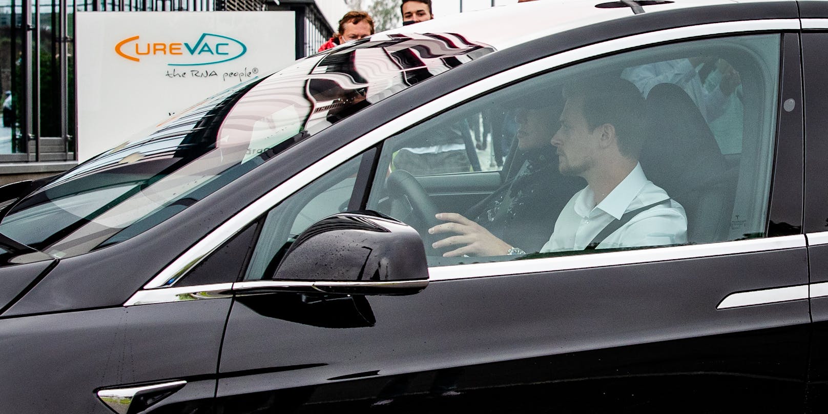 Milliardär am Beifahrersitz:&nbsp;Unternehmer Elon Musk fährt natürlich im Tesla durch Deutschland