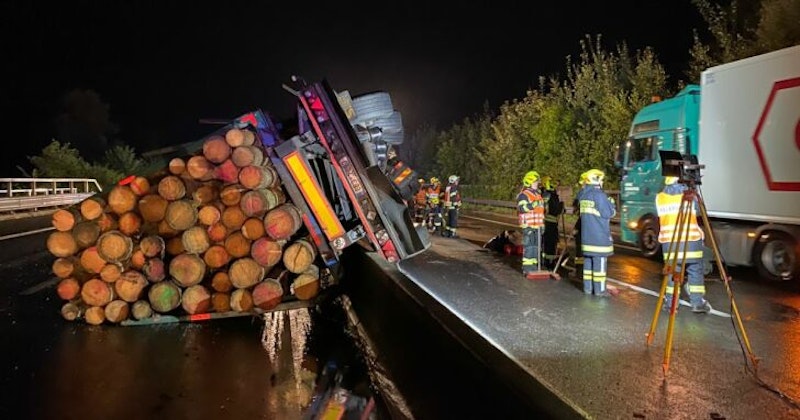 Ein Holztransporter ist auf der Pyhrnautobahn umgekippt - die A9 ist gesperrt.