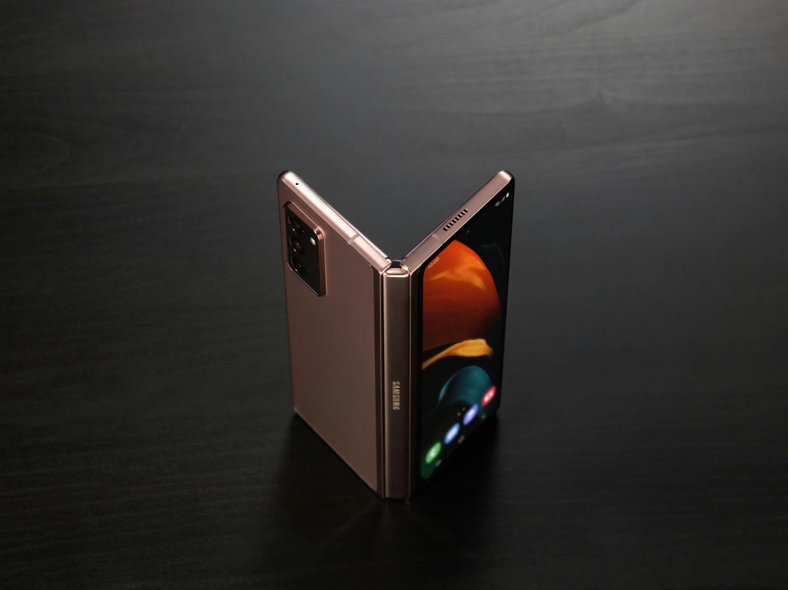 Samsung hat mit dem Galaxy Z Fold2 5G sein neuestes Foldable vorgestellt. Das Smartphone soll ein fast randloses Frontdisplay mit einem großen Hauptdisplay kombinieren.