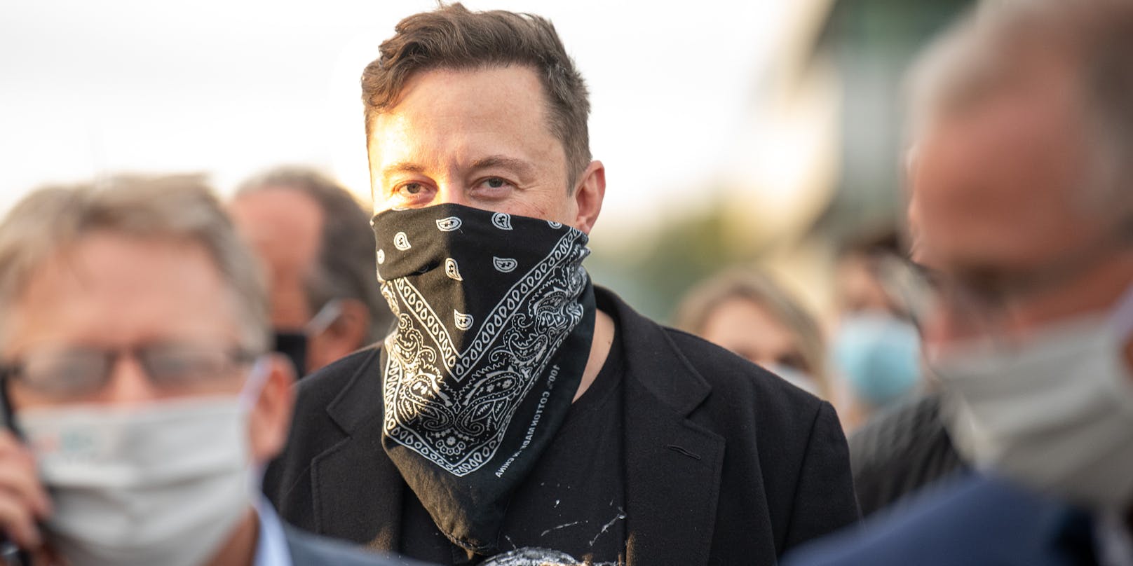 Ein maskierter Elon Musk unterwegs in Berlin