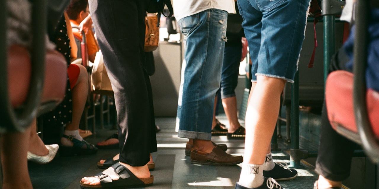 PlatzBlockiererin lässt betagte Frau im Bus stehen Welt Heute.at