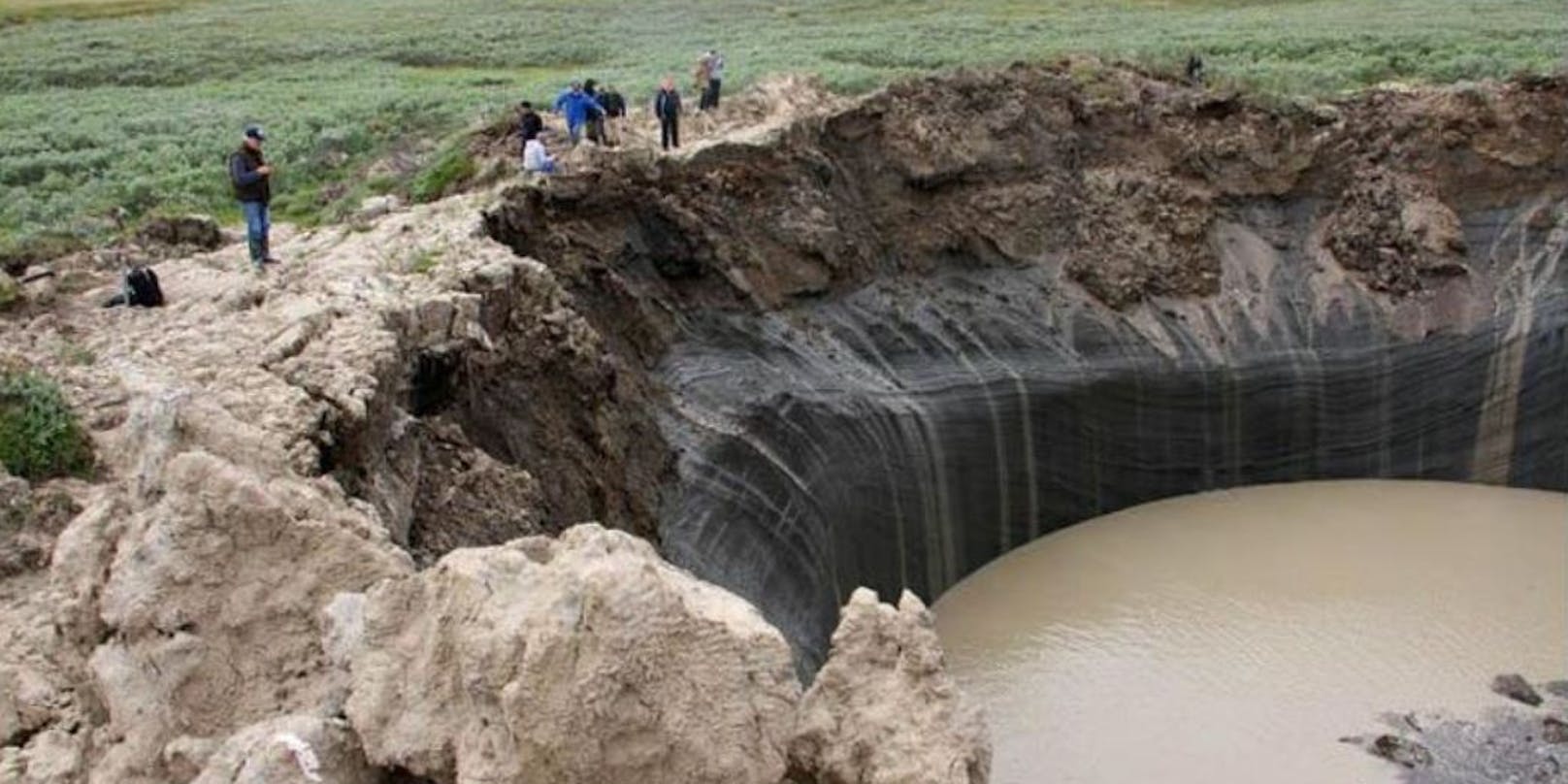 Der Krater in der russischen Tundra soll durch eine Explosion entstanden sein.