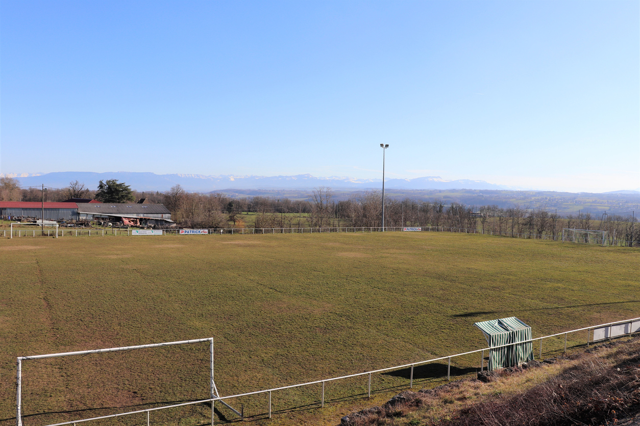 Ein Fußballplatz, nicht in Franken, sondern in Frankreich.