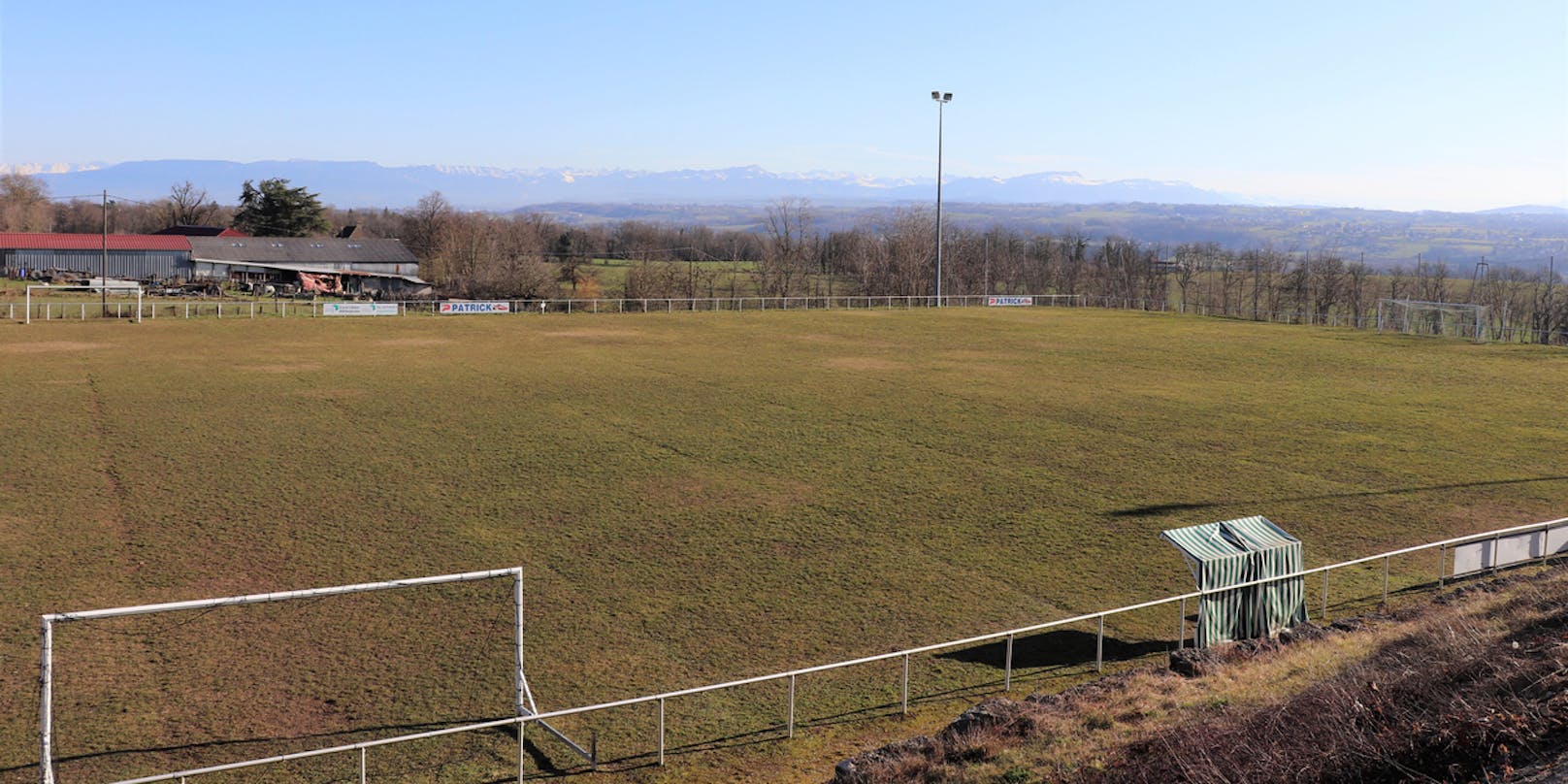Ein Fußballplatz, nicht in Franken, sondern in Frankreich.