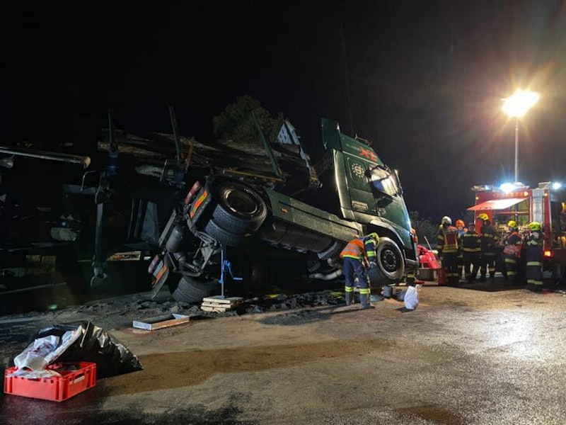 Ein Holztransporter ist auf der Pyhrnautobahn umgekippt - die A9 ist gesperrt.
