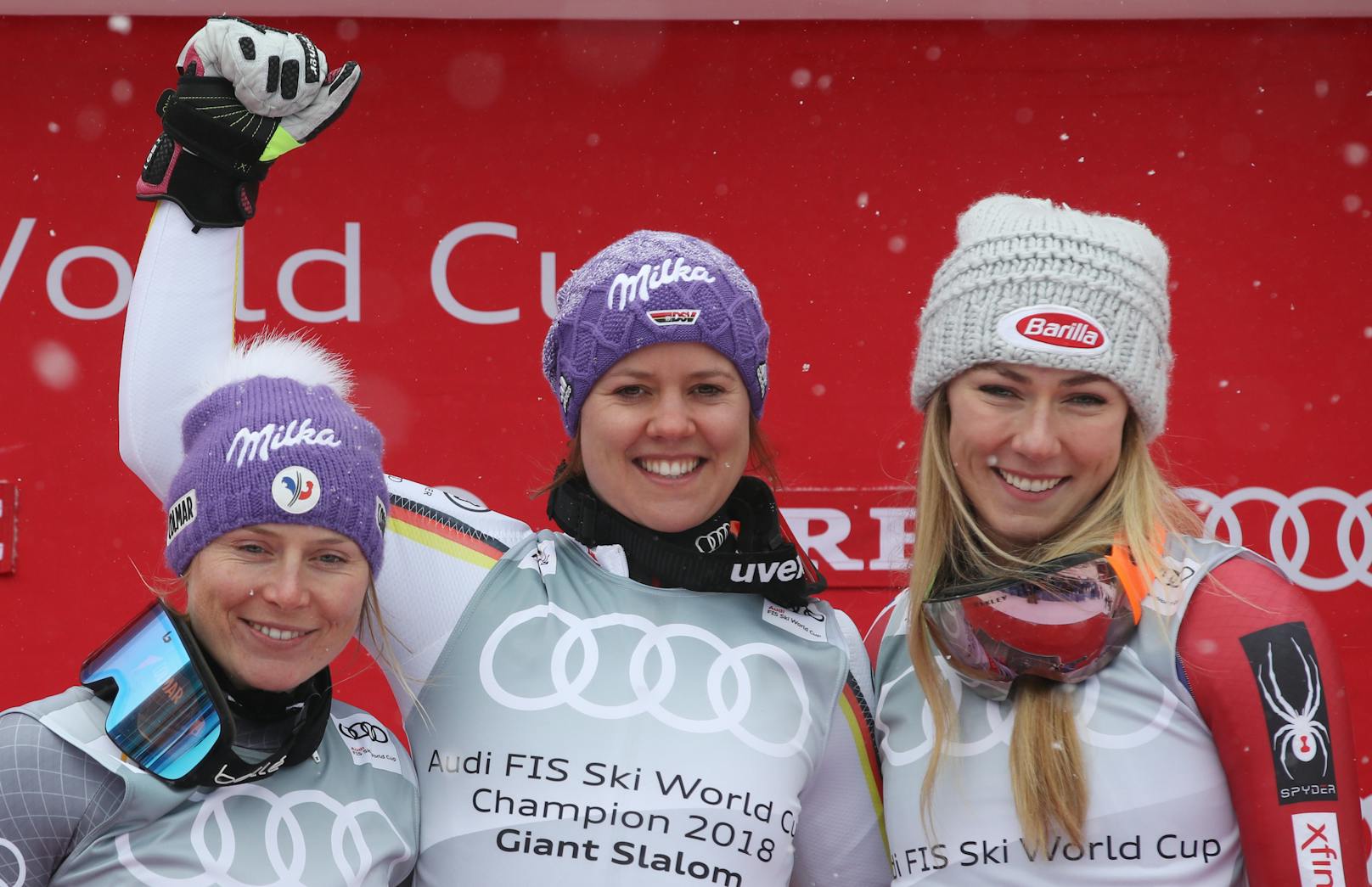 Viktoria Rebensburg stellt die Ski ins Eck, Mikaela Shiffrin (r.) nicht.