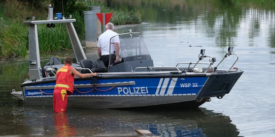Die Wasserpolizei suchte, bisher erfolglos, nach dem Tier.