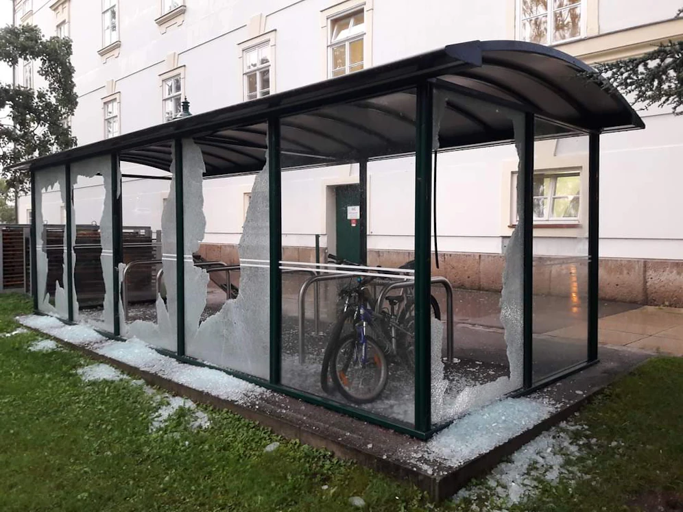 Der völlig zertrümmerte Radunterstand.
